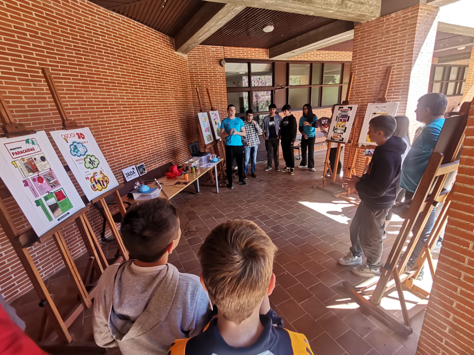 Exposición en patio del centro